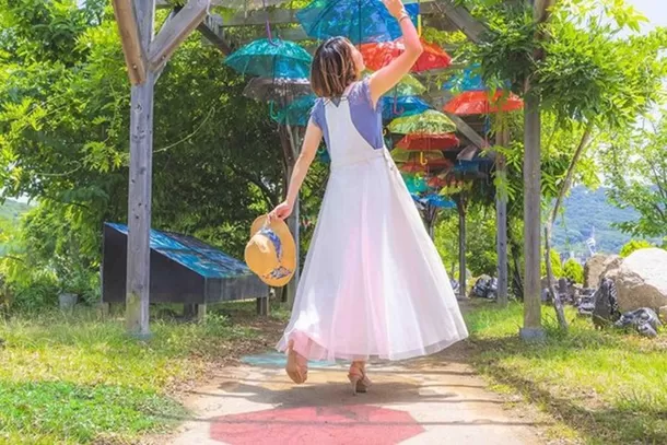 道の駅福良をカラフルに彩る「傘の街道」
アンブレラスカイ2024開催　
～梅雨空に咲く、虹色の花束～