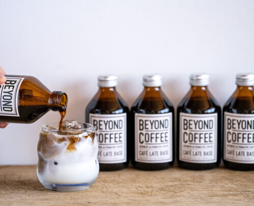お好みのミルクで割るだけ！
大豆コーヒー「BEYOND COFFEE(ビヨンドコーヒー)(R)」の
カフェラテベースを6月6日に発売