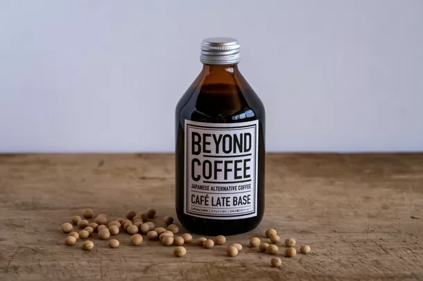 お好みのミルクで割るだけ！
大豆コーヒー「BEYOND COFFEE(ビヨンドコーヒー)(R)」の
カフェラテベースを6月6日に発売