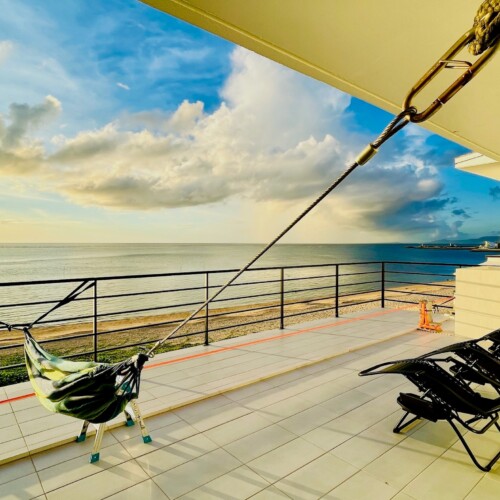 沖縄の美しい夕陽と波の音を楽しめるビーチフロントハウスがAirbnbにオープン - インバウンド外国人、家族、...