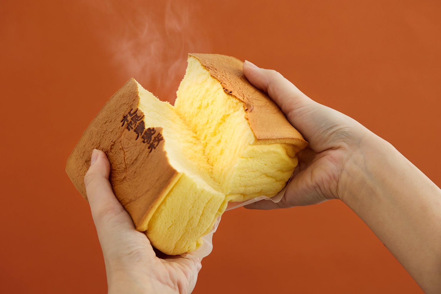 焼きたてのしっとりふわふわ「酪農チーズケーキ」や、サクサク食感の「北海道アップルパイ」が新発売。 “焼き...