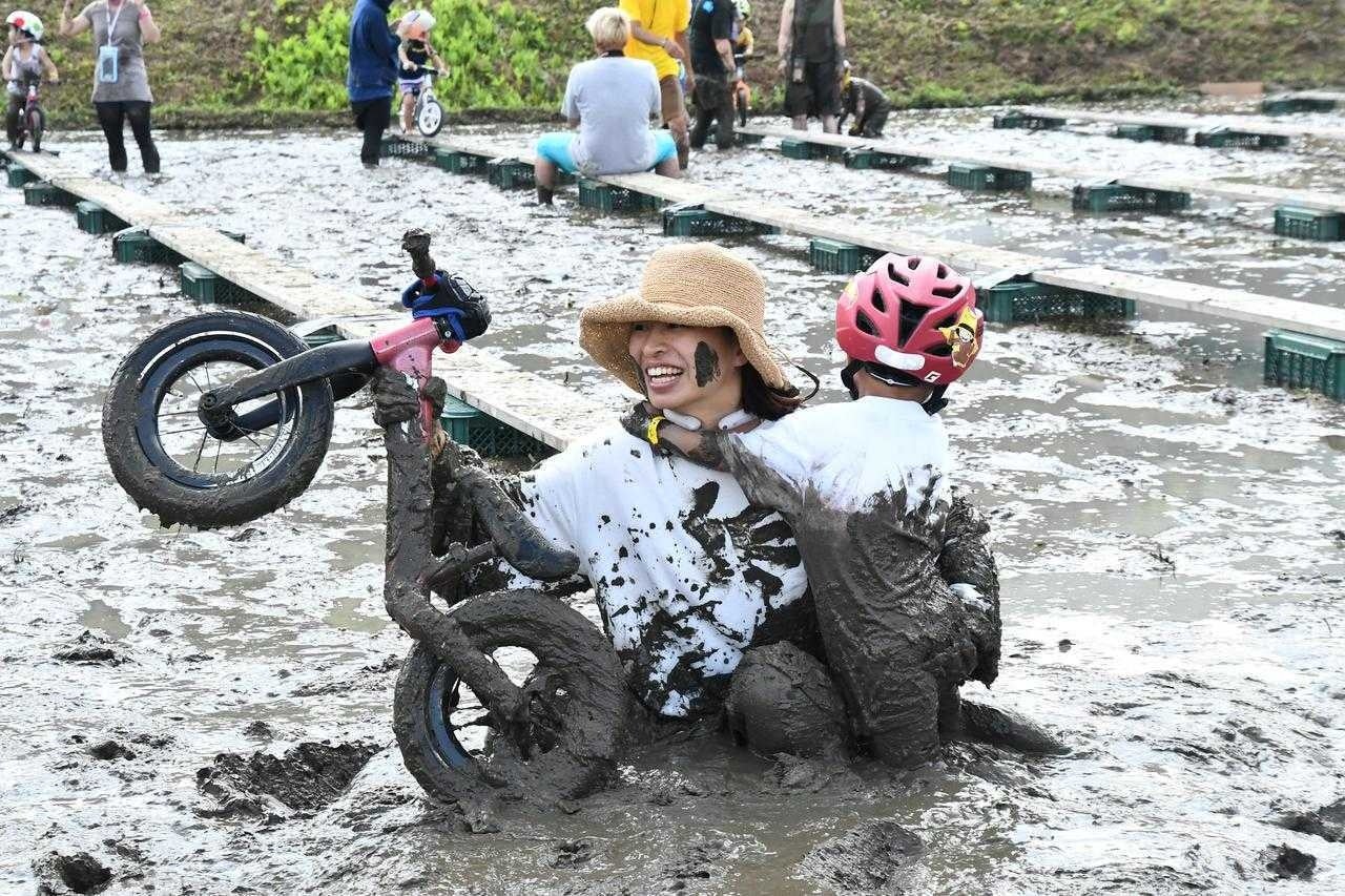 あの夏が帰ってくる。泥だらけになって遊べるイベント「ストライダーどろん子フェス!!」開催！親子で「あの夏...