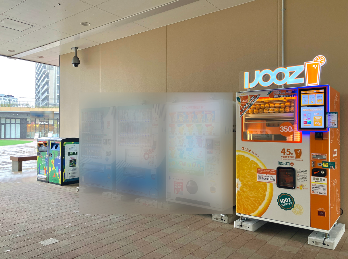 三井ショッピングパーク ららぽーと福岡1Fオーバルパーク付近に設置された350円生搾りオレンジジュース自販機IJOOZ