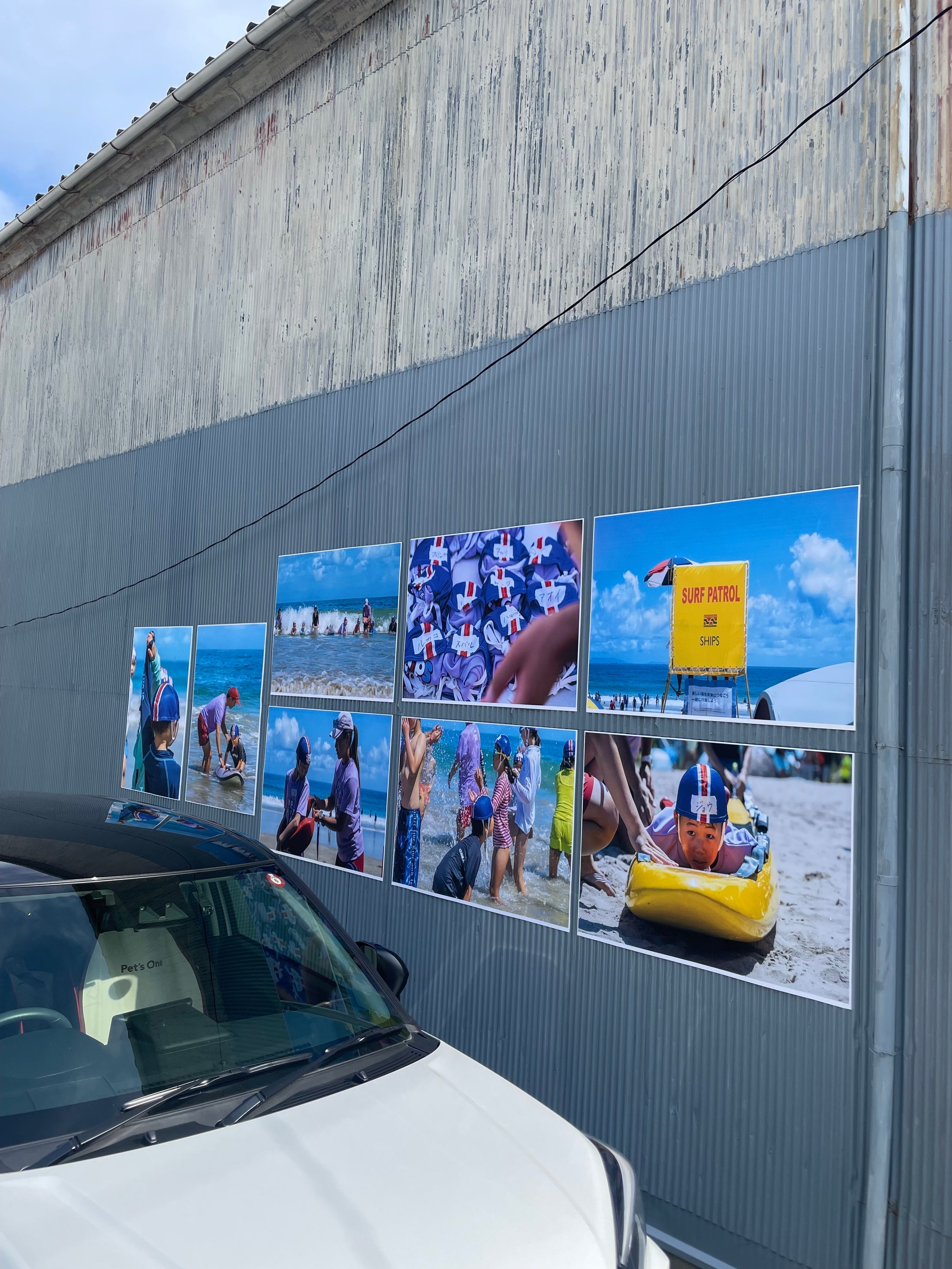 下田市内の海水浴場で活動するライフセーバーの姿をシャッター商店街に展示 下田フォトストリート第４弾