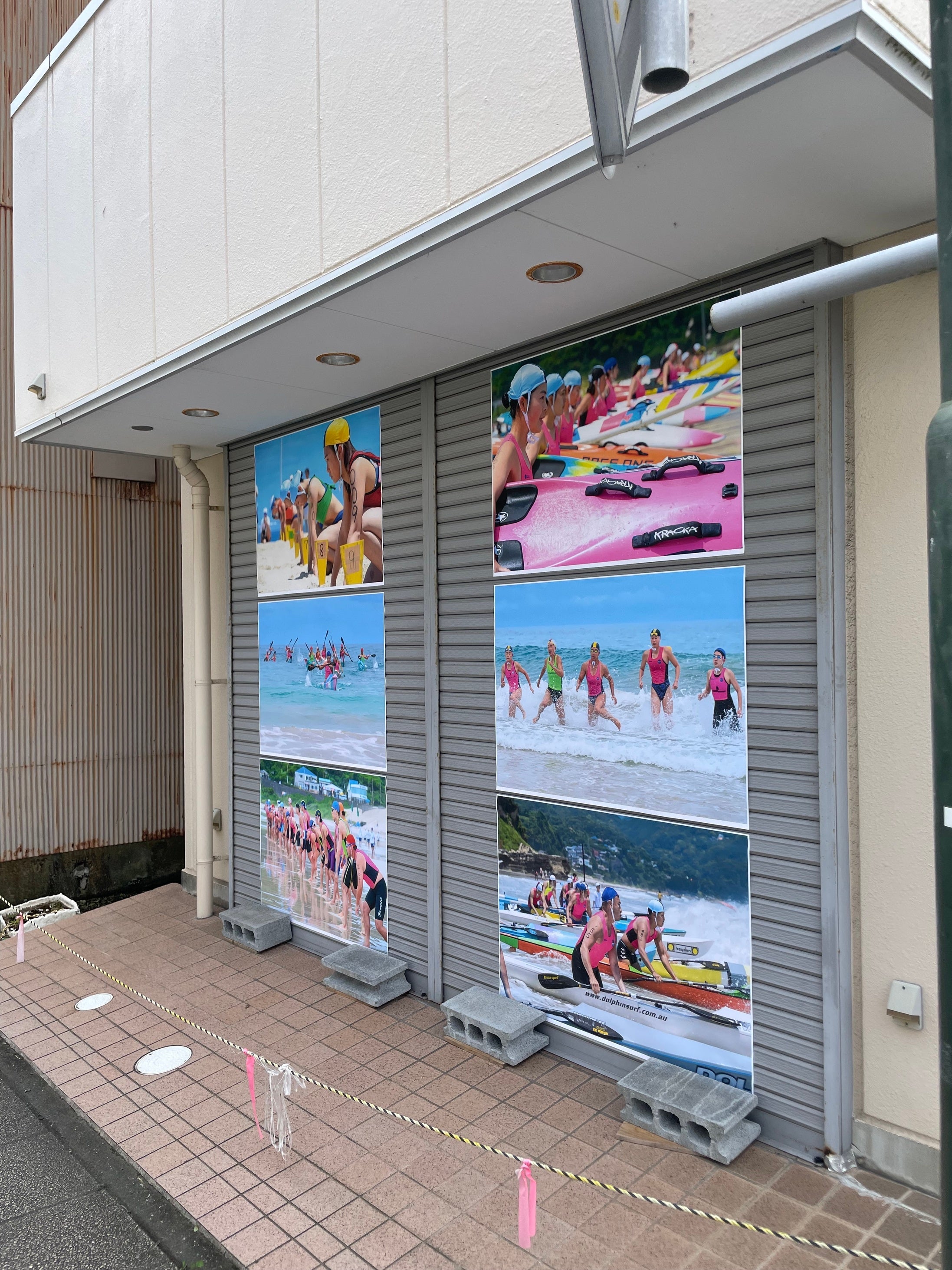 下田市内の海水浴場で活動するライフセーバーの姿をシャッター商店街に展示 下田フォトストリート第４弾
