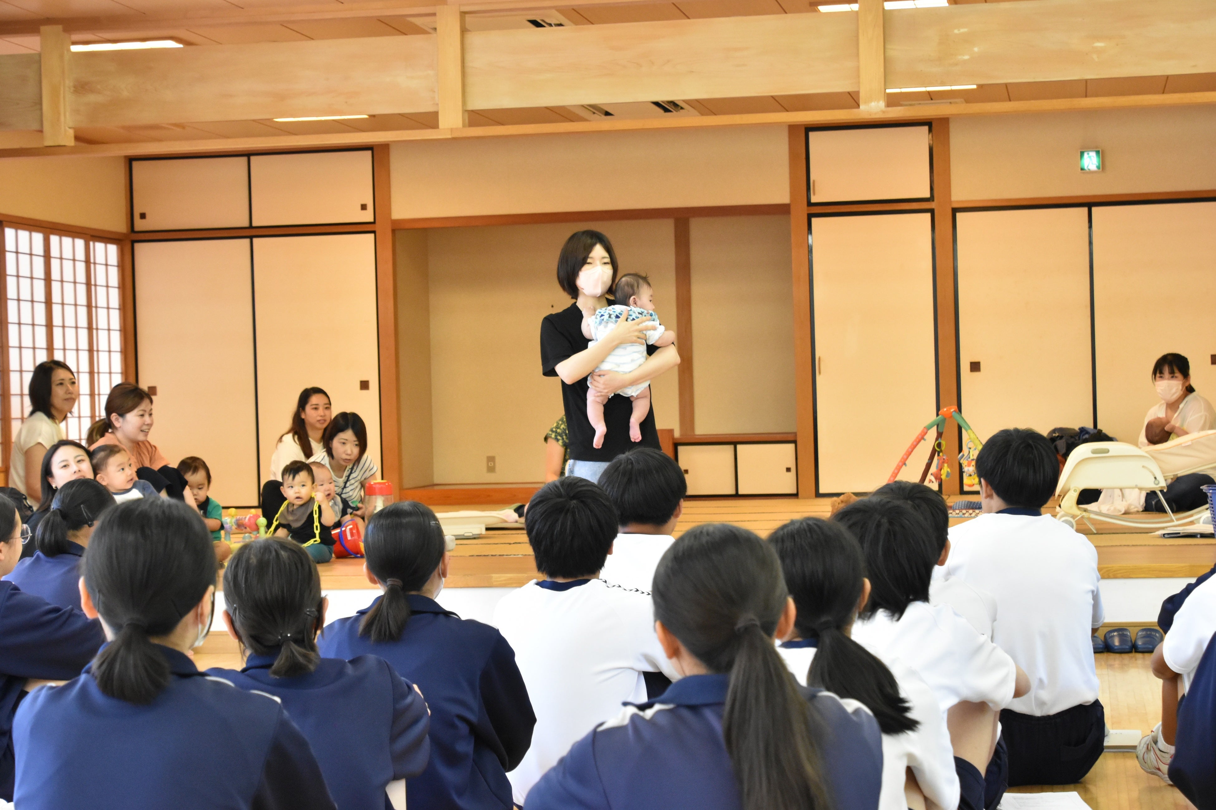 中学生が赤ちゃんとのふれあい体験学習を開催