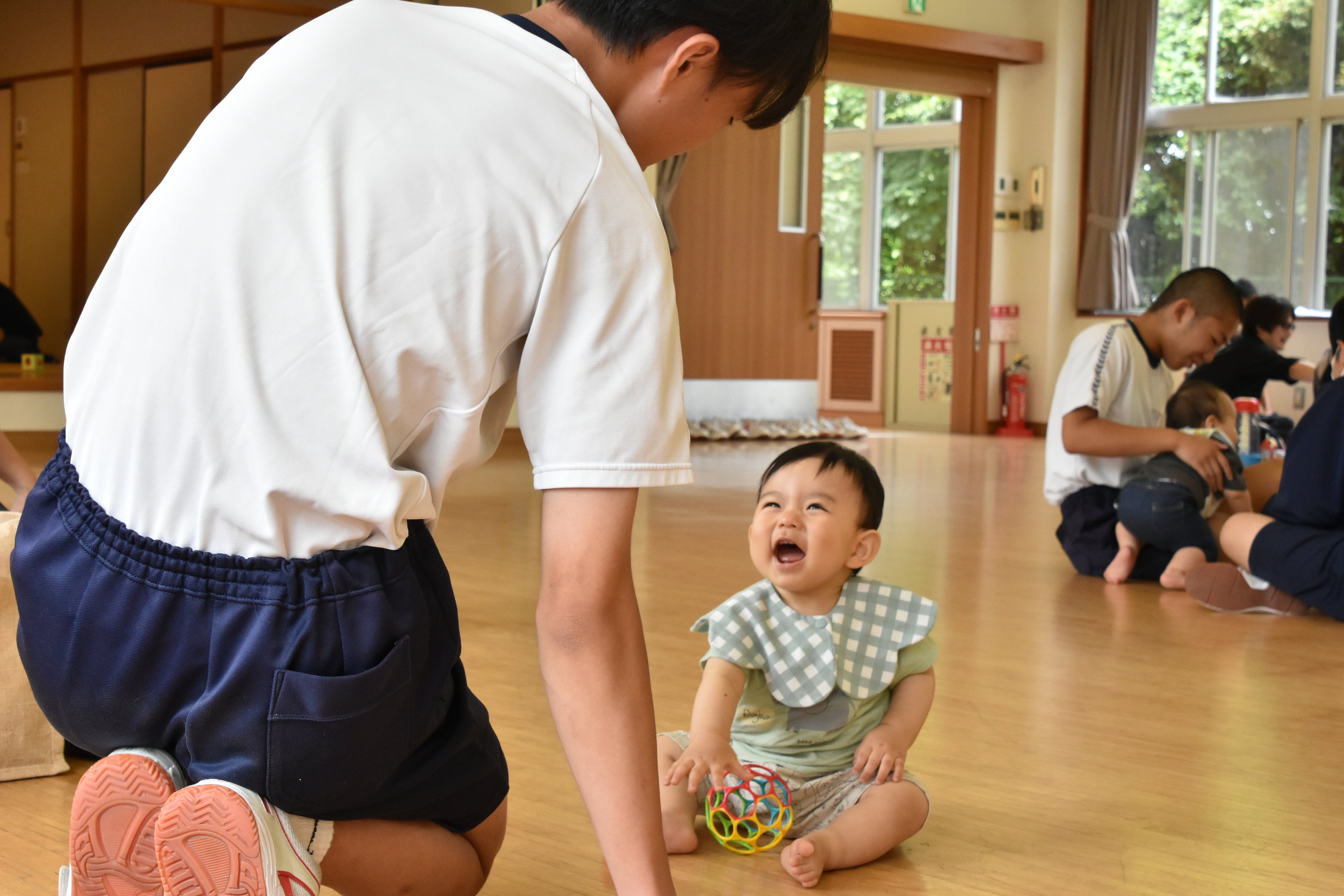 中学生が赤ちゃんとのふれあい体験学習を開催