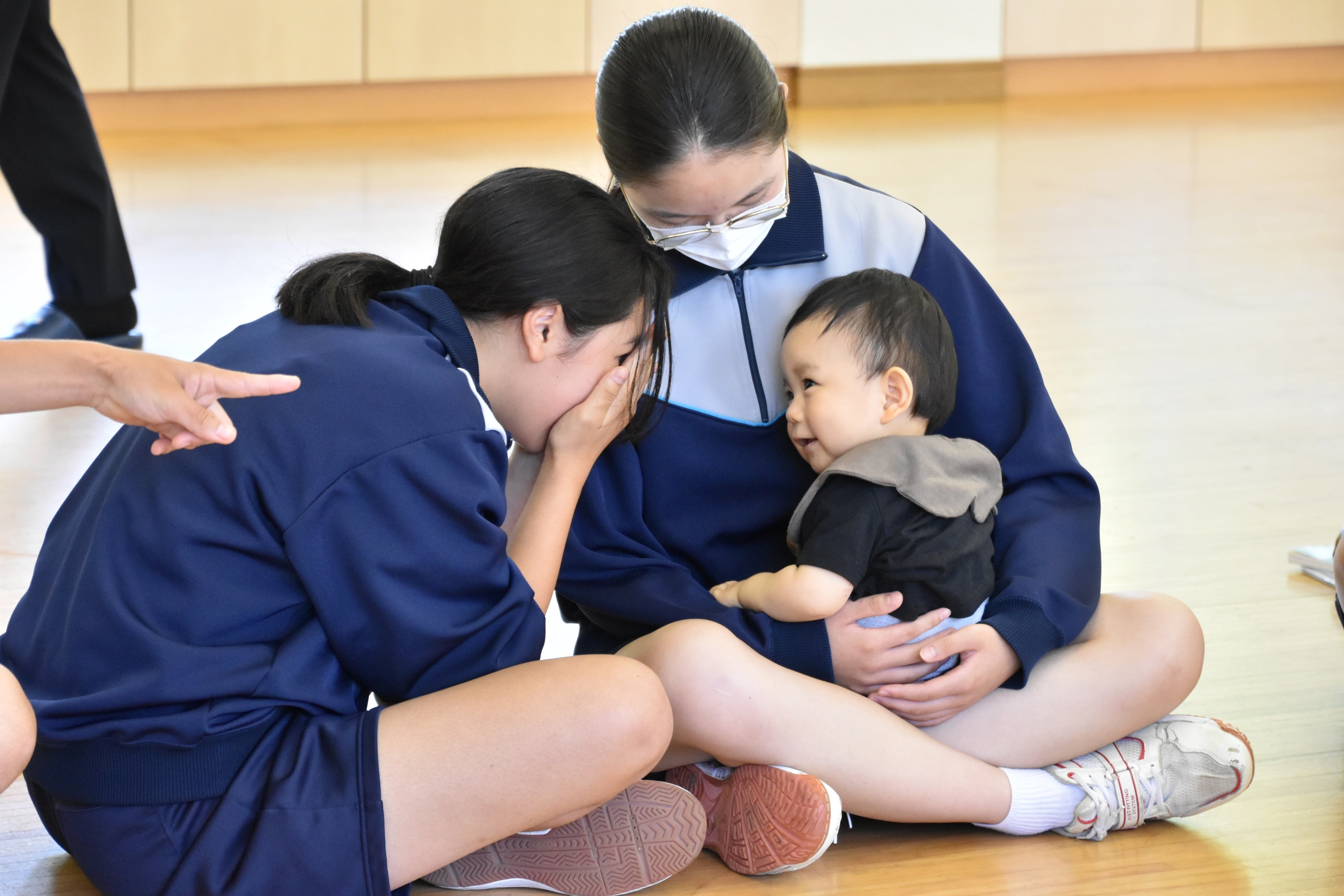 中学生が赤ちゃんとのふれあい体験学習を開催