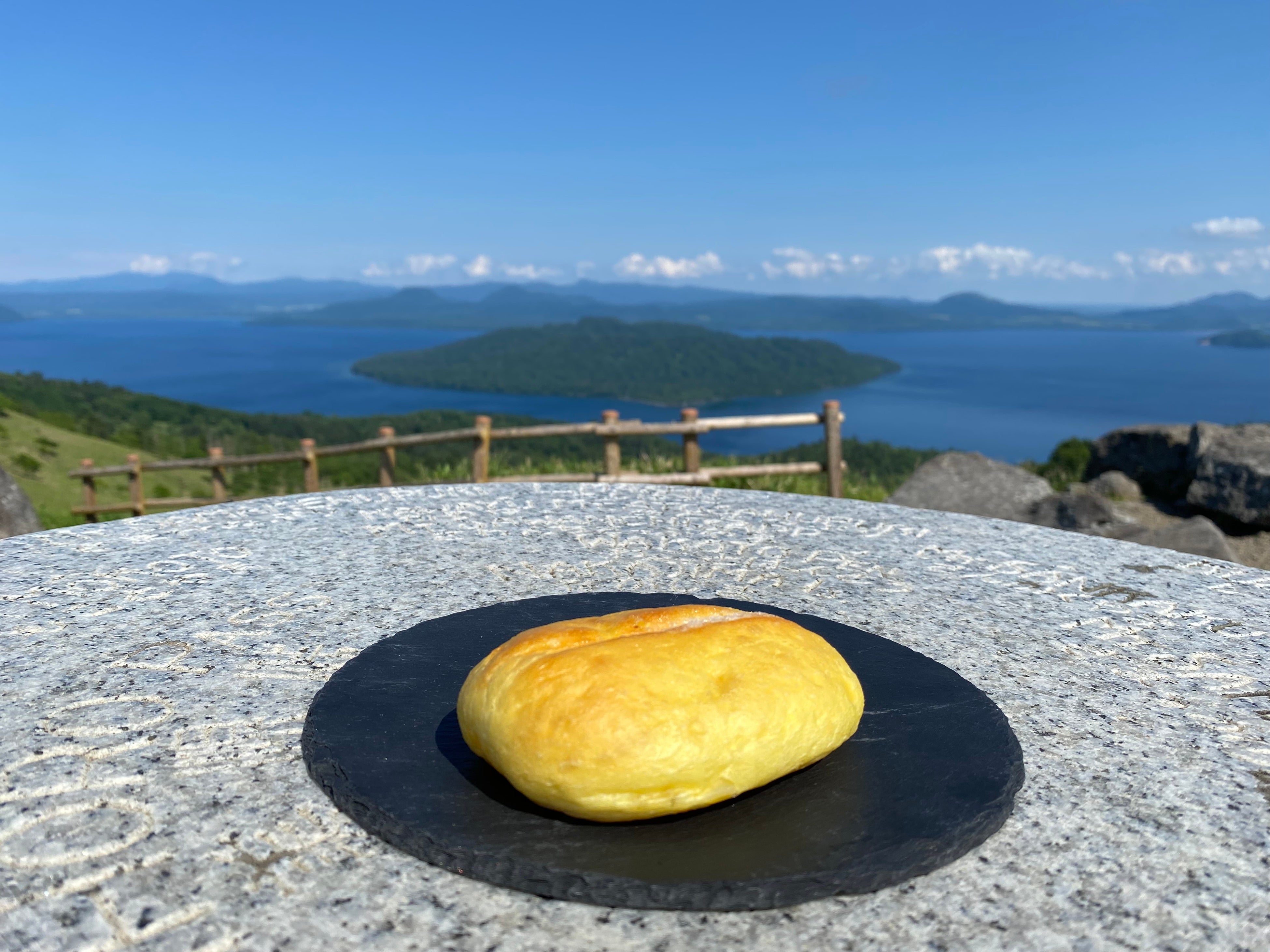 天下の絶景を眺めながらパンが楽しめます。