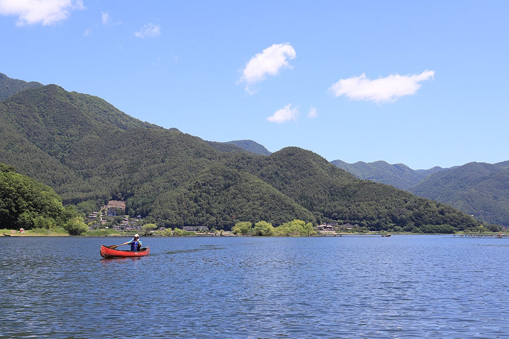 夏キャンプと水上アクティビティを一緒に楽しめる！山梨県・富士五湖のひとつ“河口湖”湖畔のキャンプ場『CAMP...