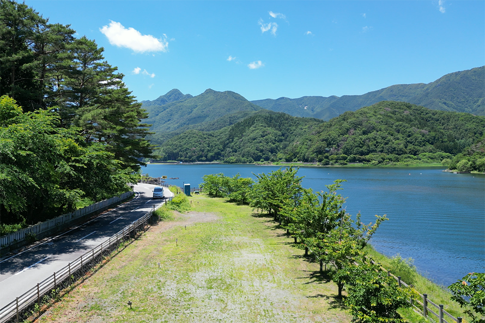 夏キャンプと水上アクティビティを一緒に楽しめる！山梨県・富士五湖のひとつ“河口湖”湖畔のキャンプ場『CAMP...