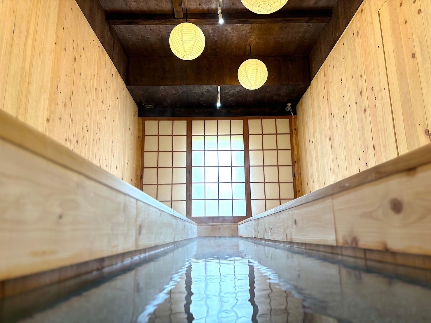 日本初!! 全席に天然温泉足湯が完備の新スポットが誕生!! プレオープン直後から連日インバウンド観光客に大好評