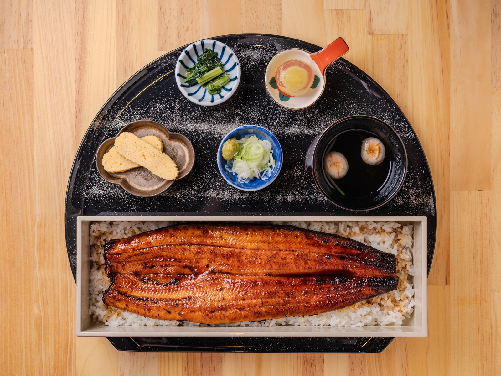 千代田区で上質な日本鰻を、心ゆくまで堪能。2024年6月オープン、萬葉亭淡路町店 椿 - tsubaki -