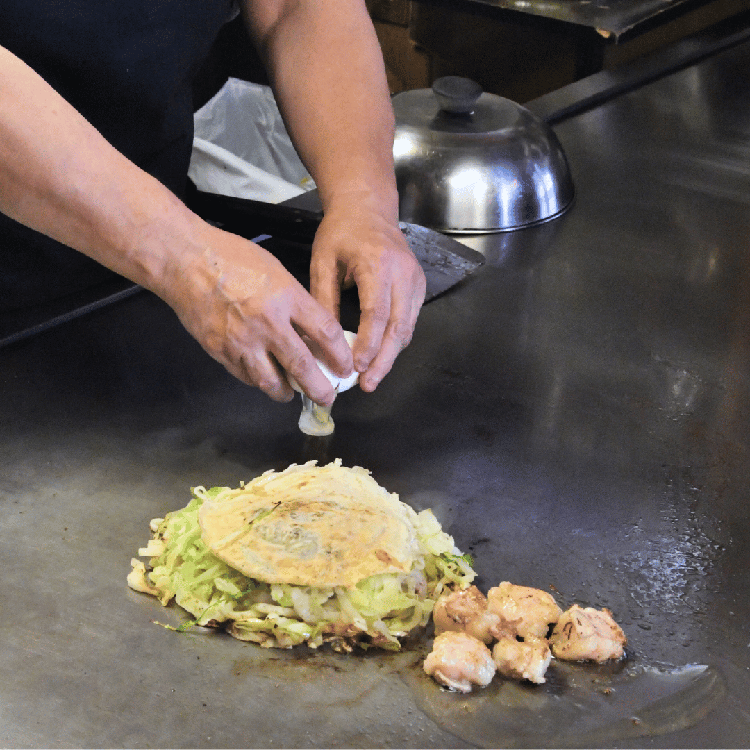 お肉好き必見！！和牛のホルモンをつかった贅沢すぎる“至極のホルモンお好み焼き”の販売を開始。溢れ出る肉汁...