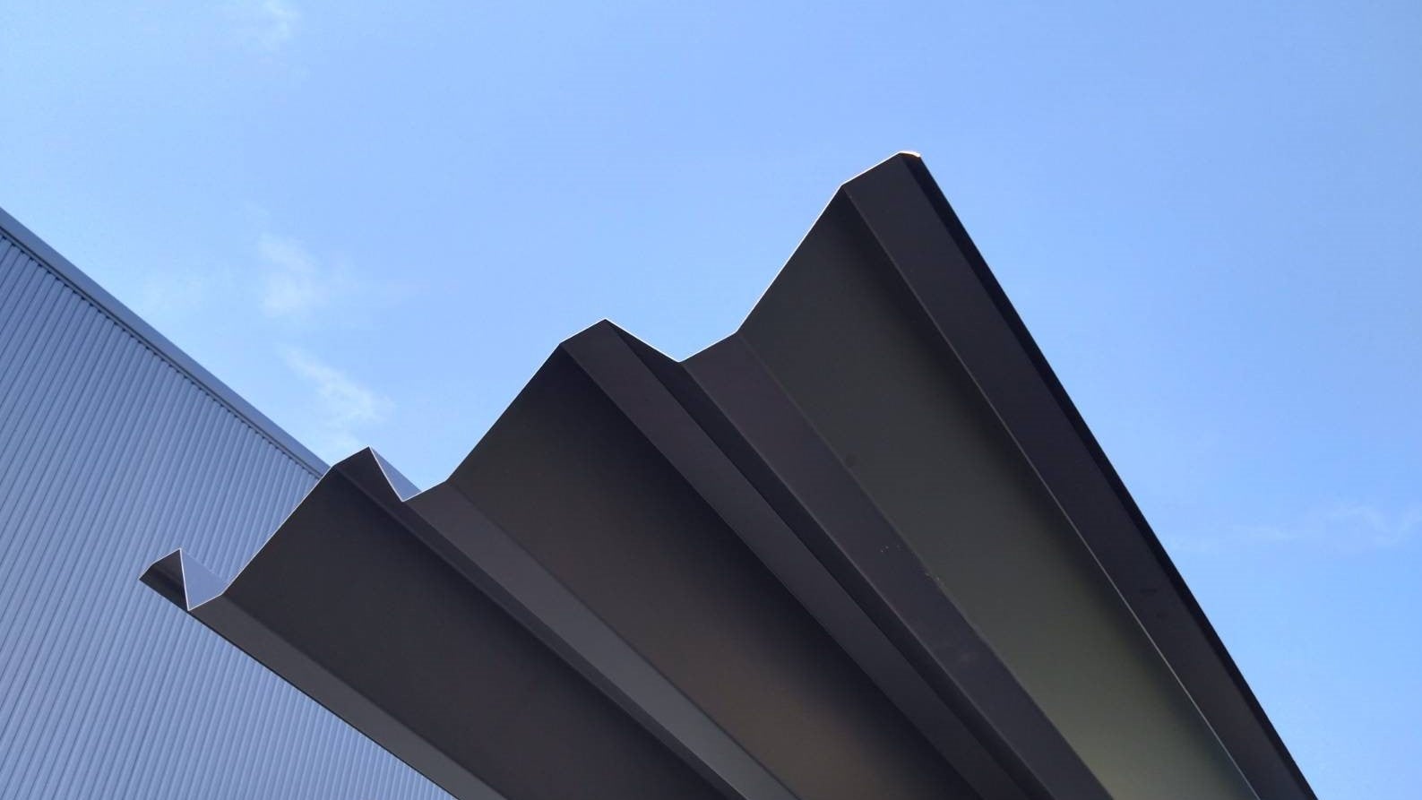 カーポート屋根材「両面ブラック折板」を中四国地区で製造・販売開始