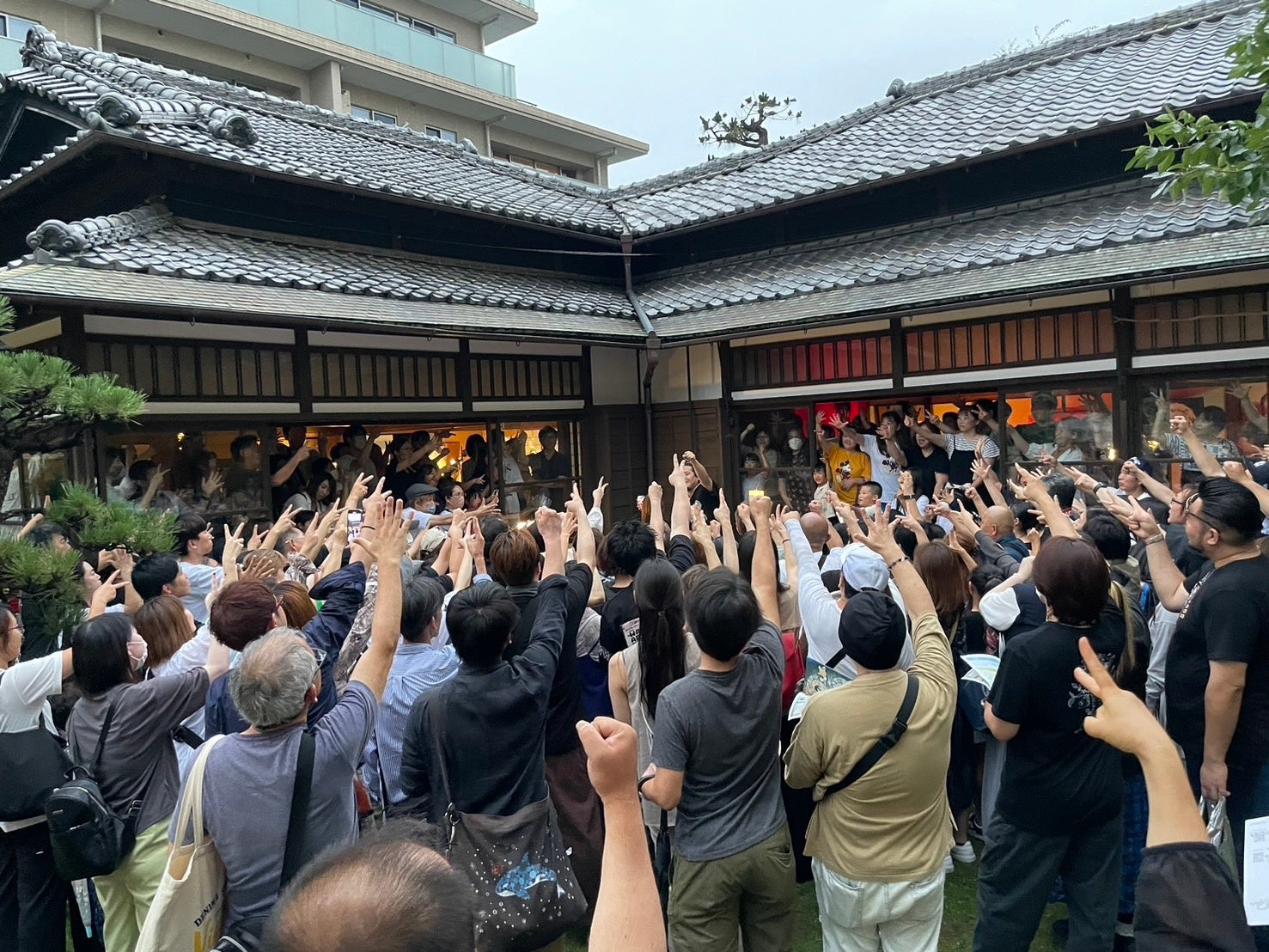 のとじま水族館の再開を盛り上げる、いまSNSで話題のスプレーアートエデン梅澤。魂を揺さぶるアートの力で能...