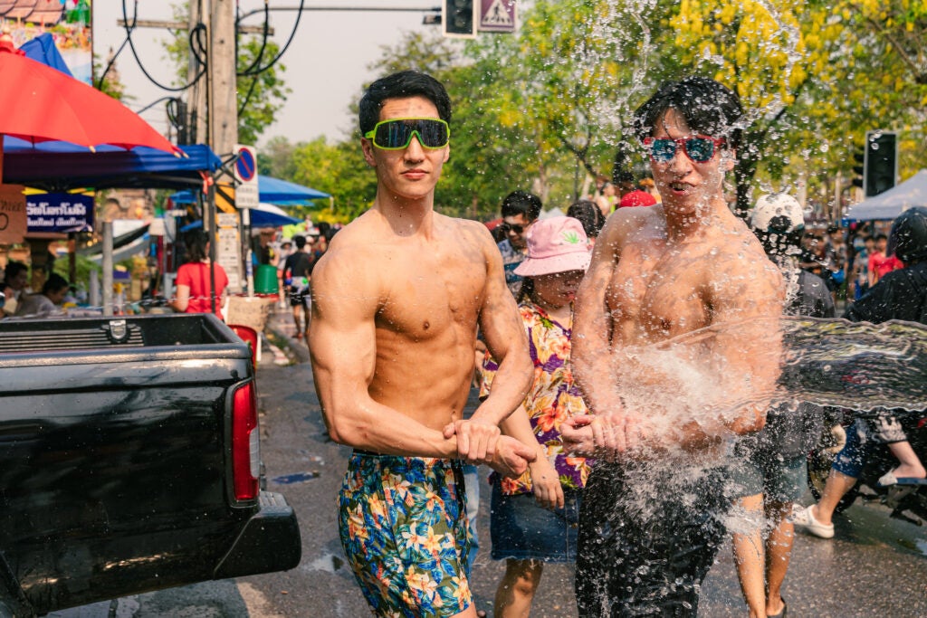 【お祭り×マッチョ】中野駅前大盆踊り大会で筋肉紳士集団ALLOUTが今年も「筋肉盆踊り」！今年は水かけ企画も...