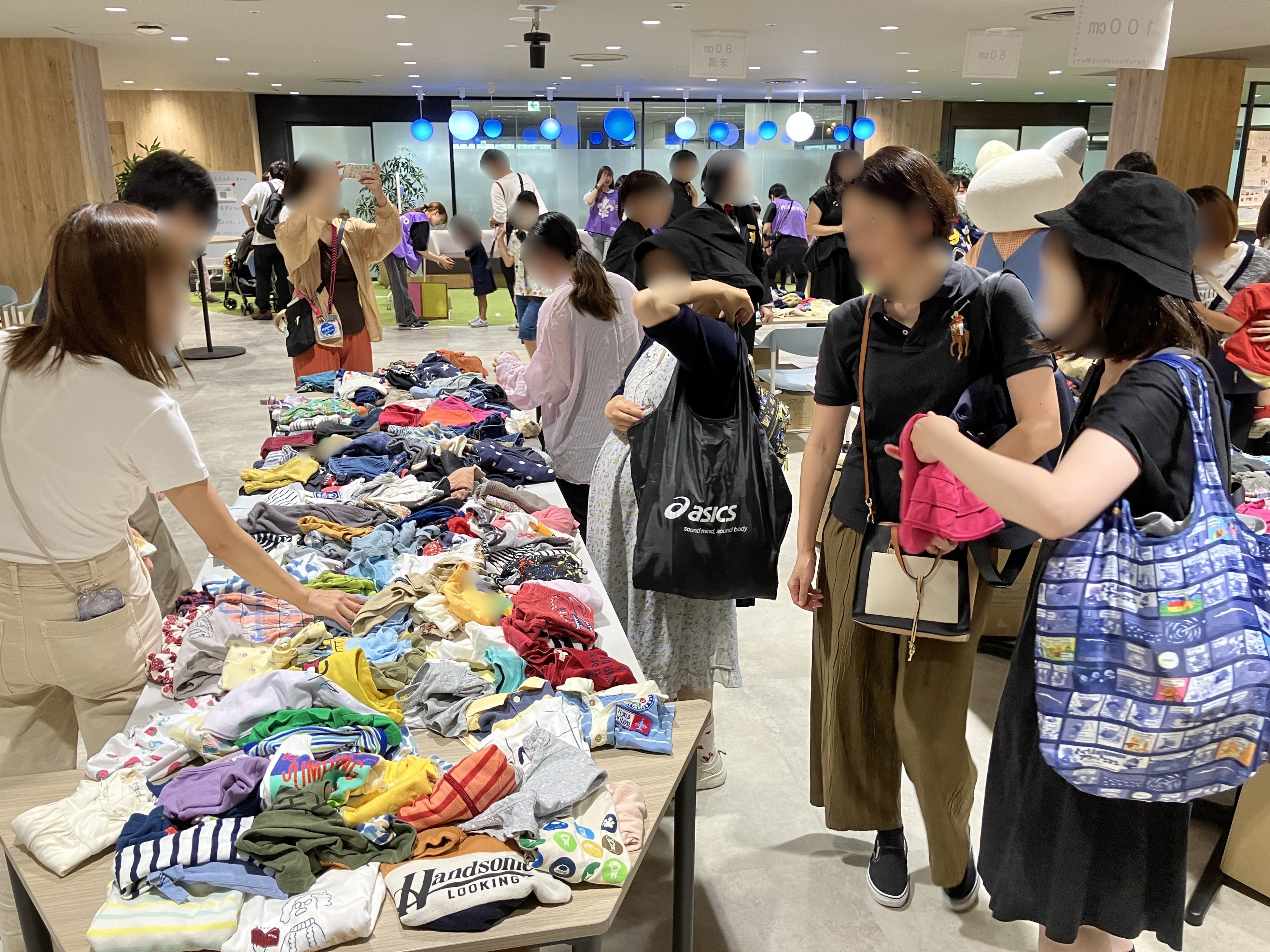 子ども服を選ぶ様子