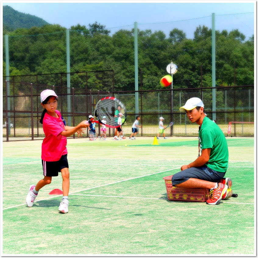 お子様が大きく成長を見せる夏休み。元気に運動できる計画はありますか？『こども短期テニス教室』の募集を今...