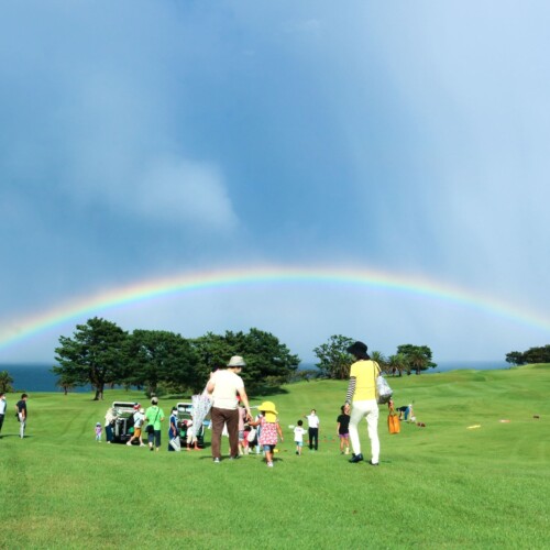 【川奈ホテルゴルフコース】絶景コースの一部を無料開放し「巨大芝生公園」に変身
