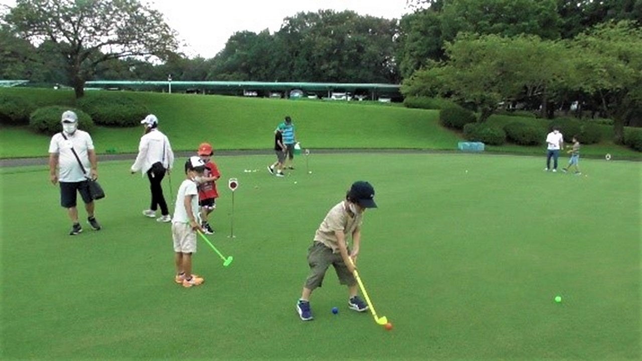 【西武園ゴルフ場】「OUTコース」NO.1～NO.4ホールを無料開放！開放感抜群のゴルフ場で、親子で遊びながら楽...