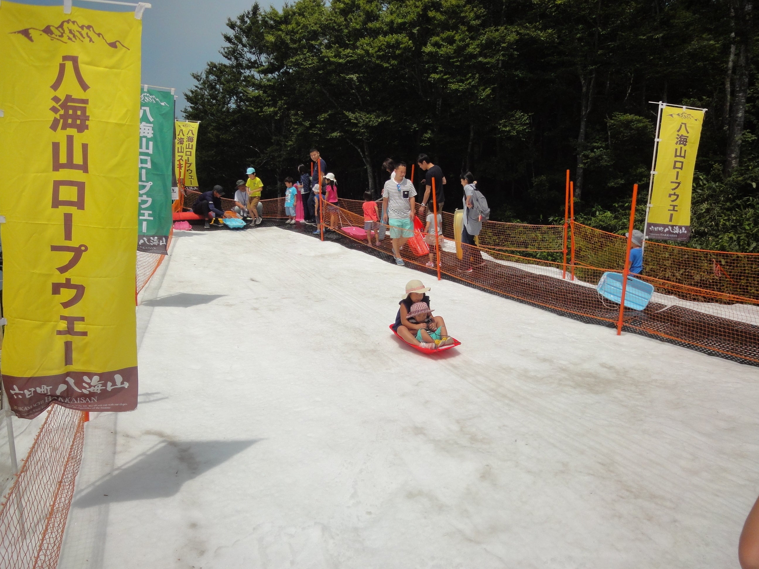 【六日町 八海山スキー場】真夏でも天然雪で楽しめる！「夏の天空雪まつり in八海山」を開催