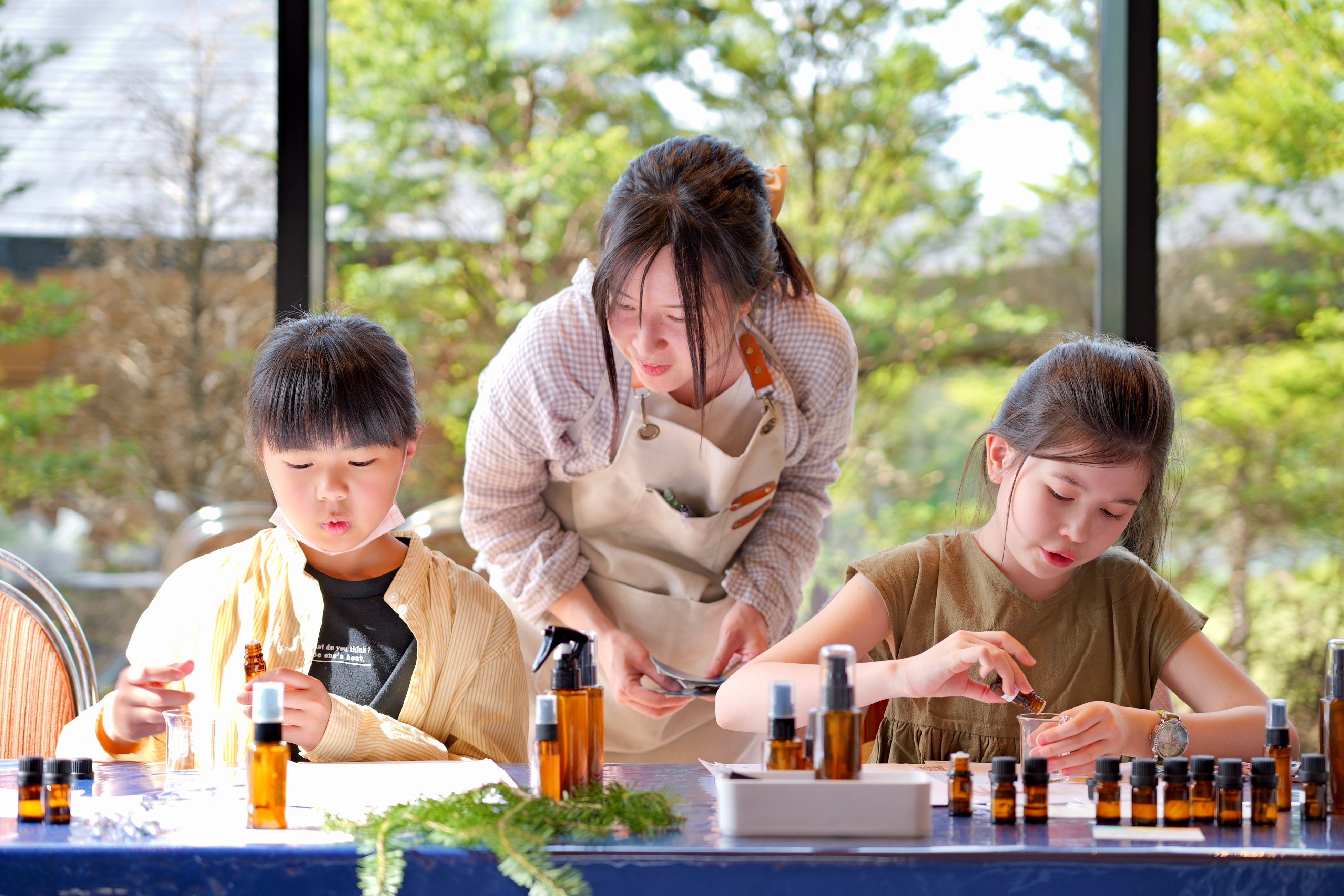 リゾートホテルの森や池で採集する森の昆虫＆池の生き物大調査隊や上越市立水族博物館うみがたりの「観て、触...