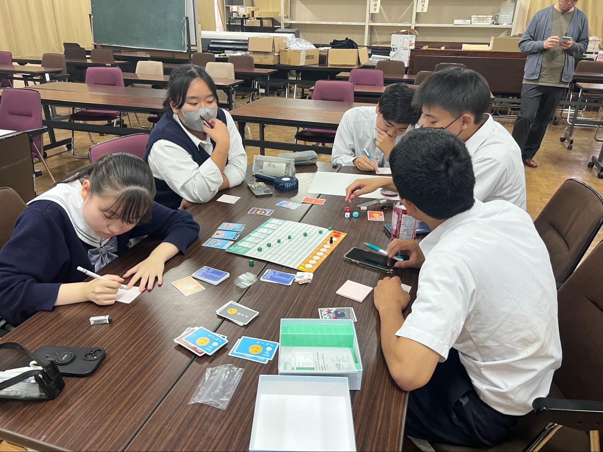 株式会社ヌーラボ福岡県立太宰府高等学校の学生約35名を対象にボードゲームを活用したプロジェクト管理講座を...