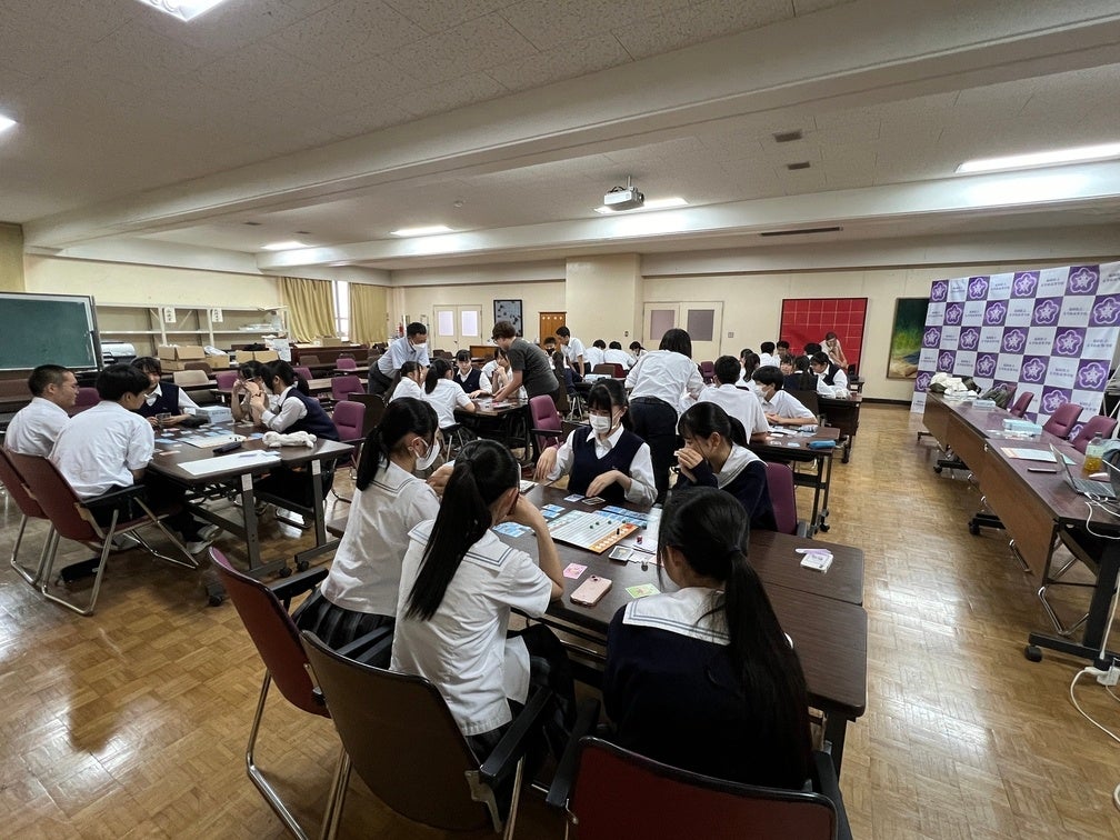 株式会社ヌーラボ福岡県立太宰府高等学校の学生約35名を対象にボードゲームを活用したプロジェクト管理講座を...