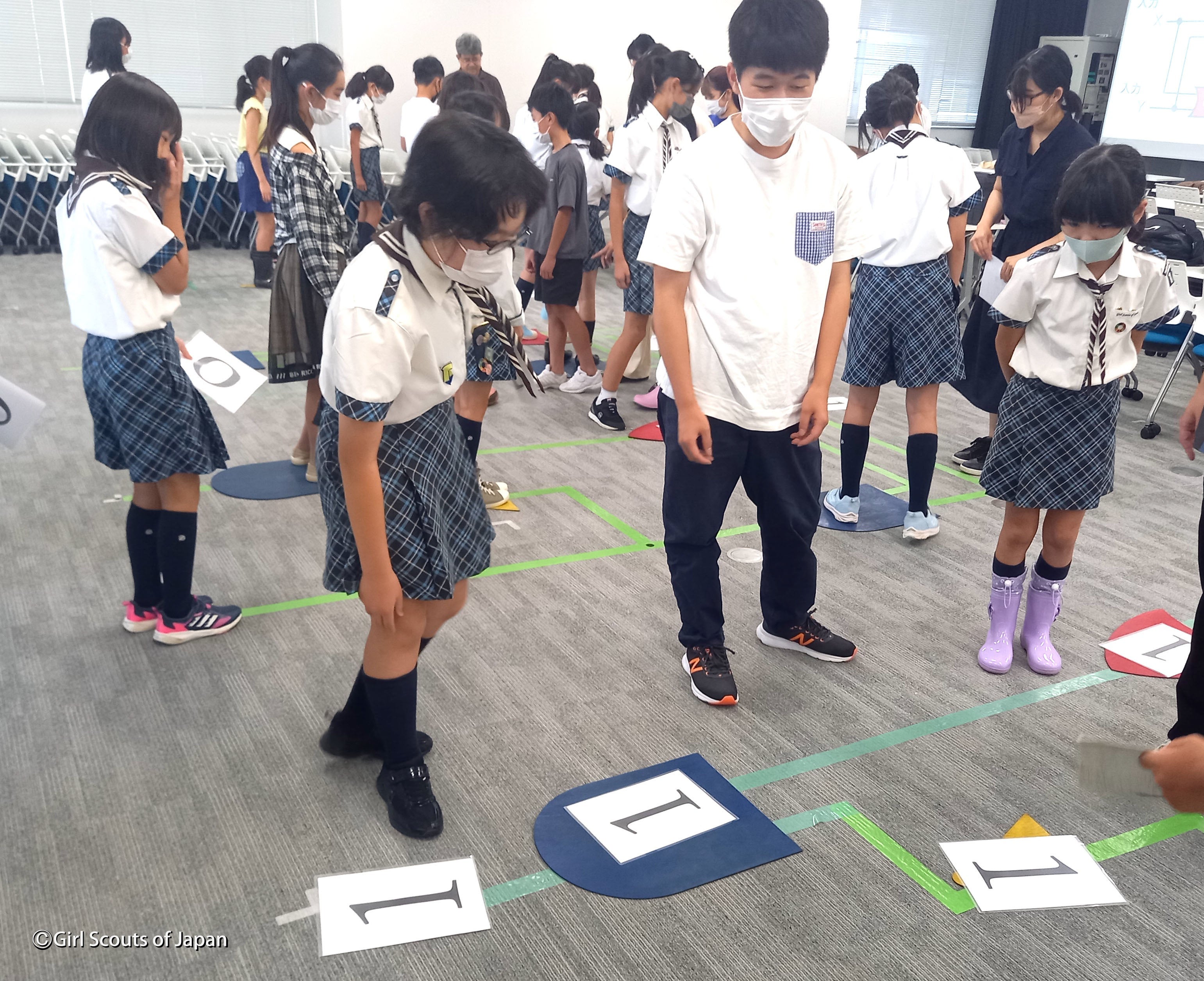 小学生向け コンピューターやロボットの世界を知るワークショップを開催