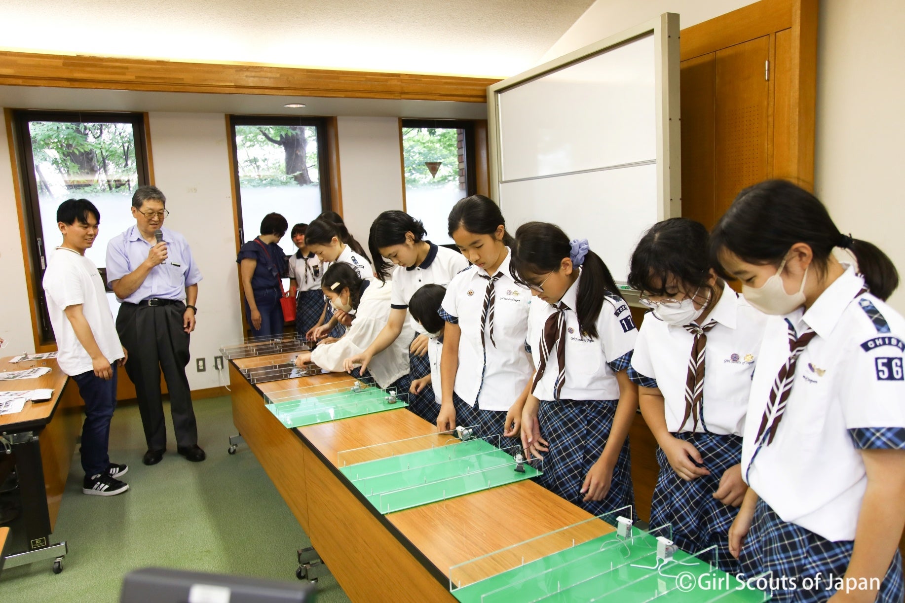 小学生向け コンピューターやロボットの世界を知るワークショップを開催