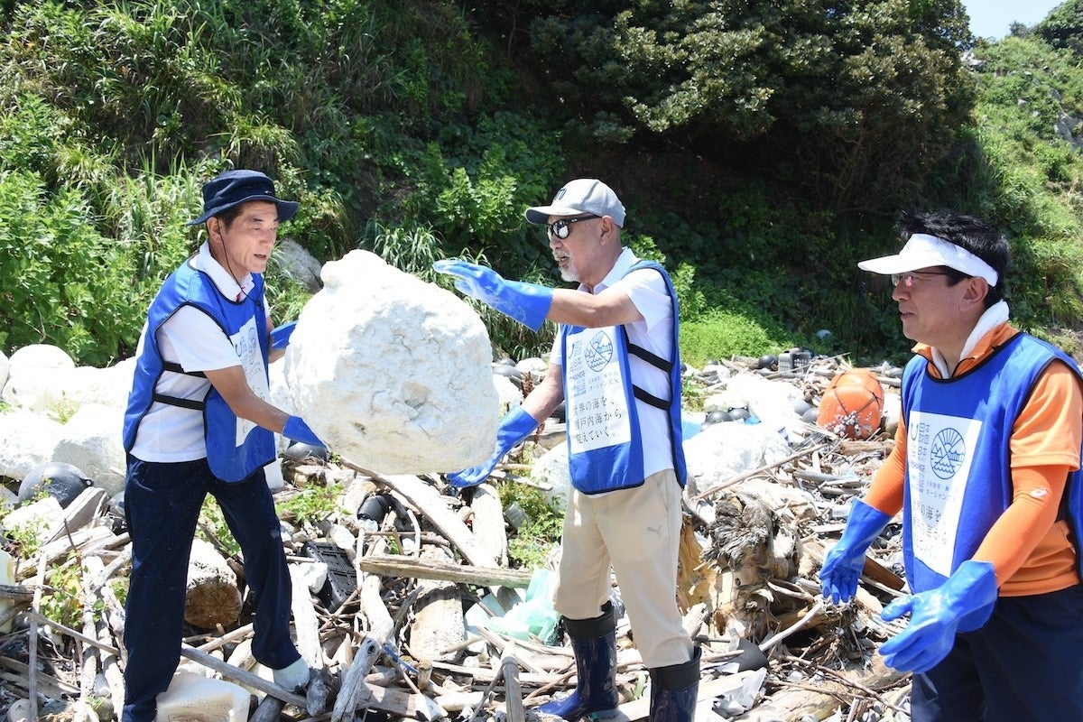 宇和海に点在する上陸困難海岸の漂着ごみ　巡回回収作戦を開始！約30トン回収