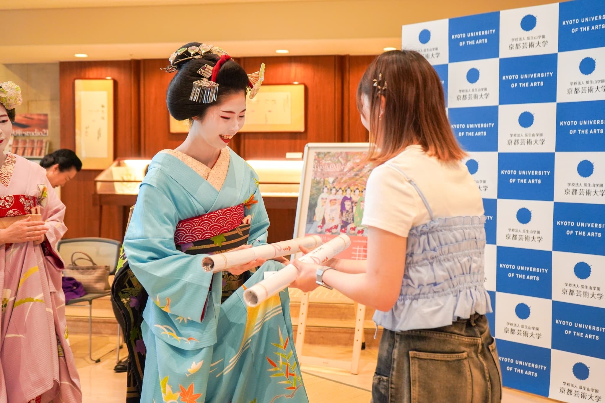 京都芸術大学の学生が「祇園をどり」ポスターをデザインし、お披露目会を行いました