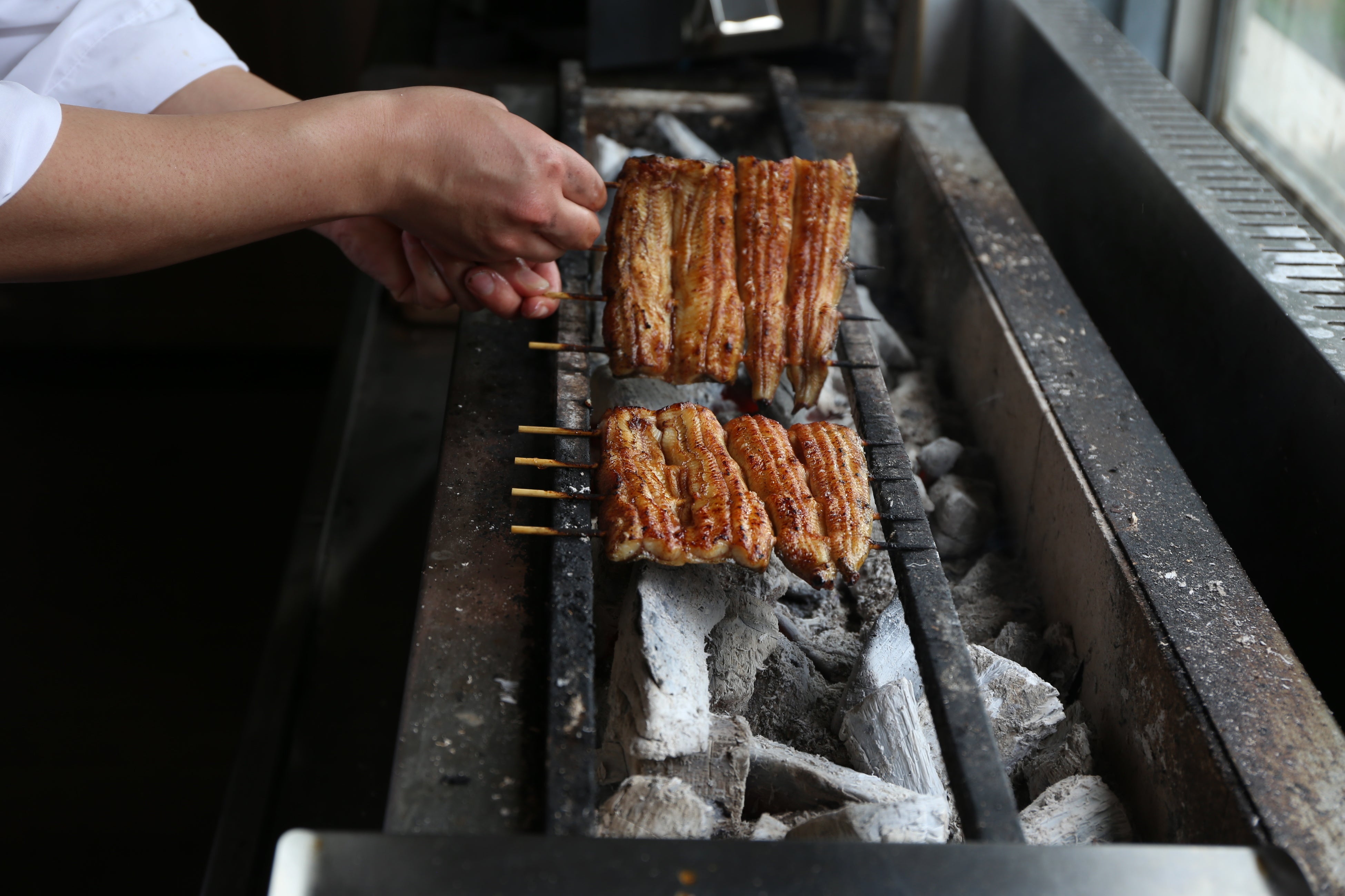 エーゼログループが、鰻・淡水魚専門店「襷屋（たすきや）」を立ち上げ、贈答用のうなぎ炭火蒲焼の販売を開始