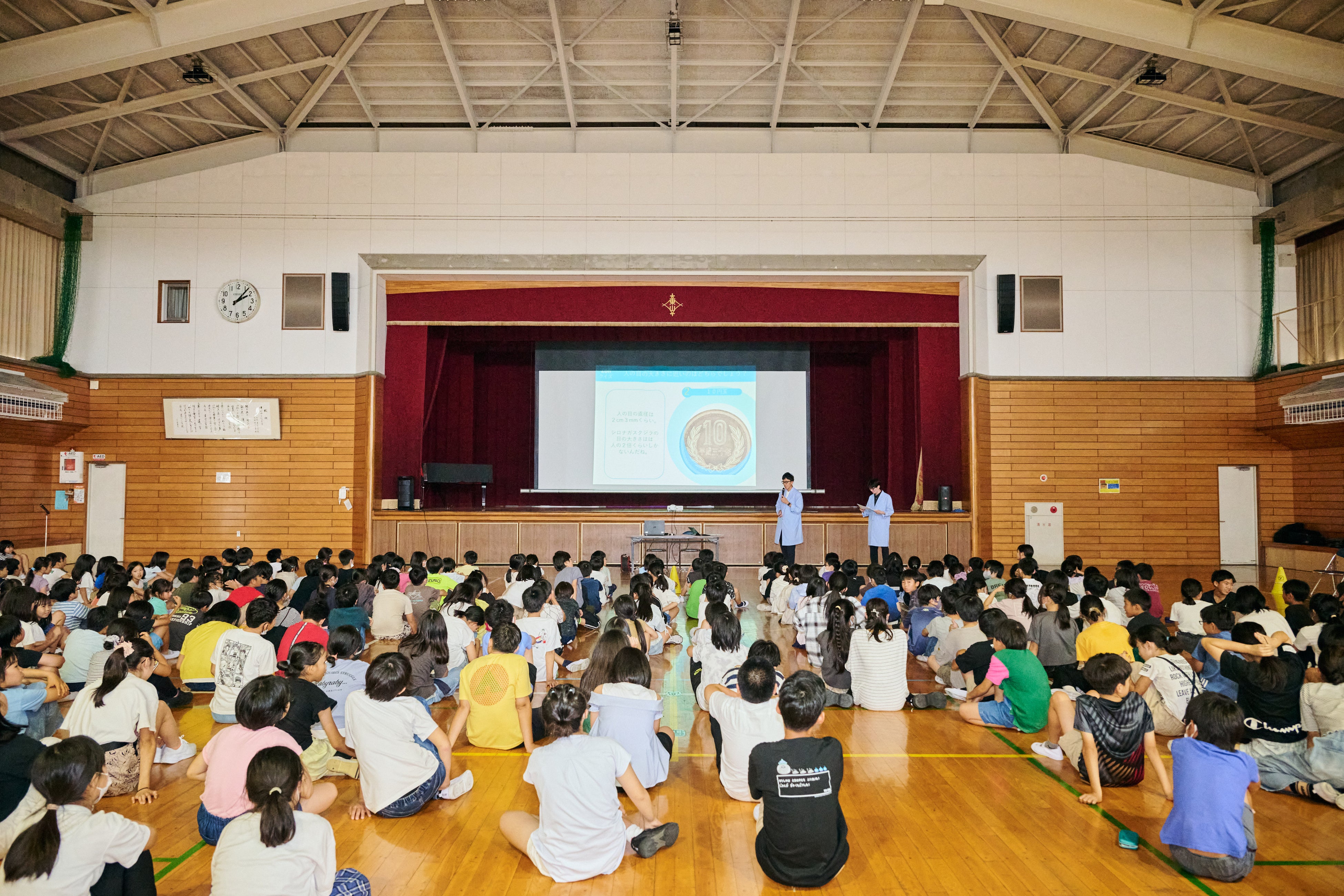 メガネのZoff「目の健康」を啓発する出張授業。愛知県大府市立東山小学校の4年生から6年生まで約250名を対象...