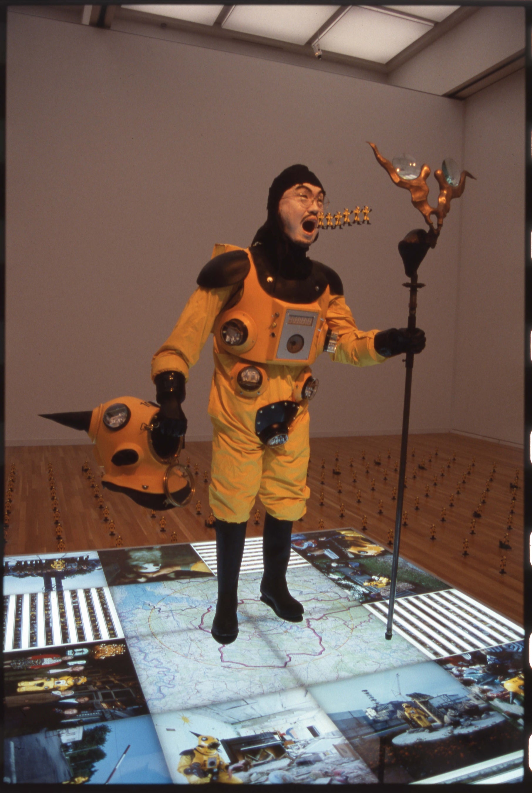 ２. ヤノベ ケンジ《アトムスーツ･プロジェクト：大地のアンテナ》2000年 ミクストメディア