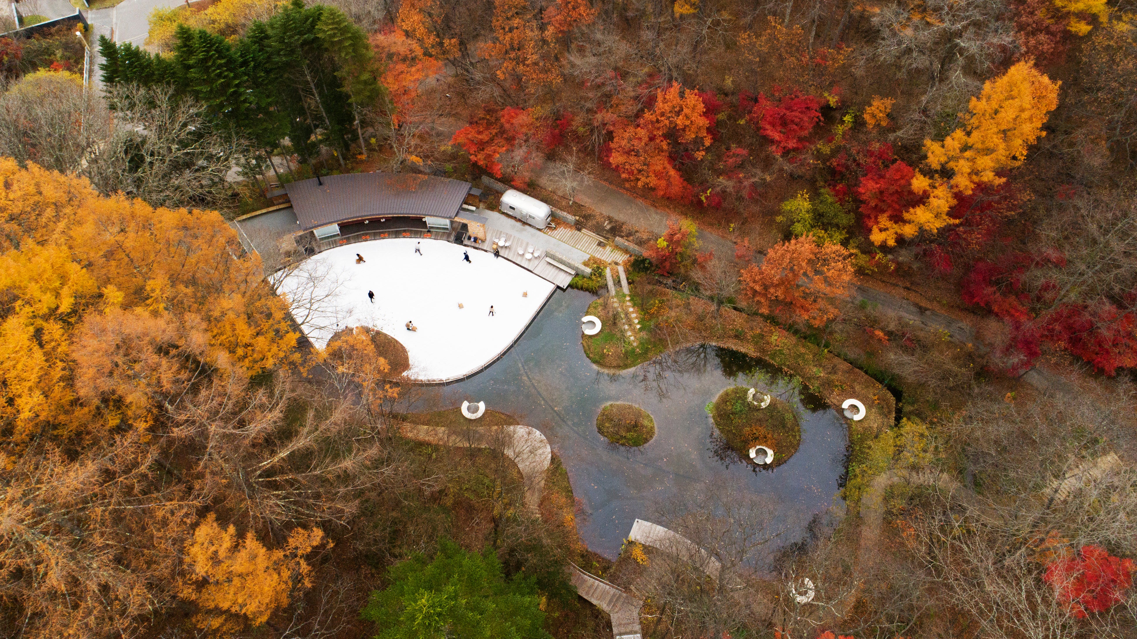 【軽井沢星野エリア】今年も「ケラ池スケートリンク」がオープン！紅葉を眺める特別席とおしるこバーが新登場...