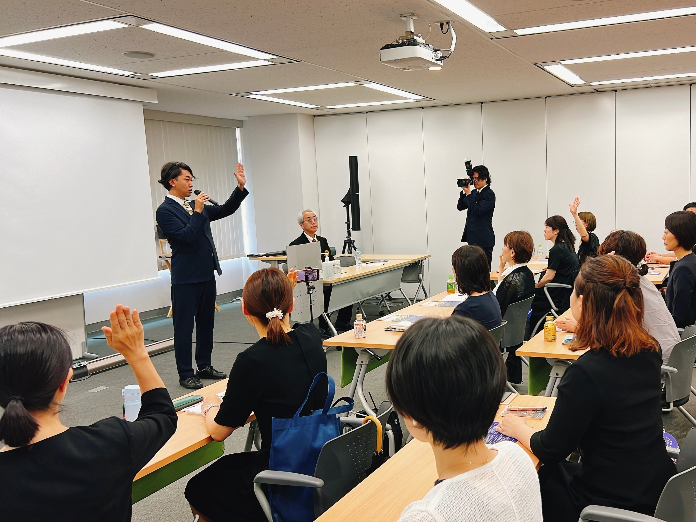 △土岐氏の問いかけに挙手で答える参加者