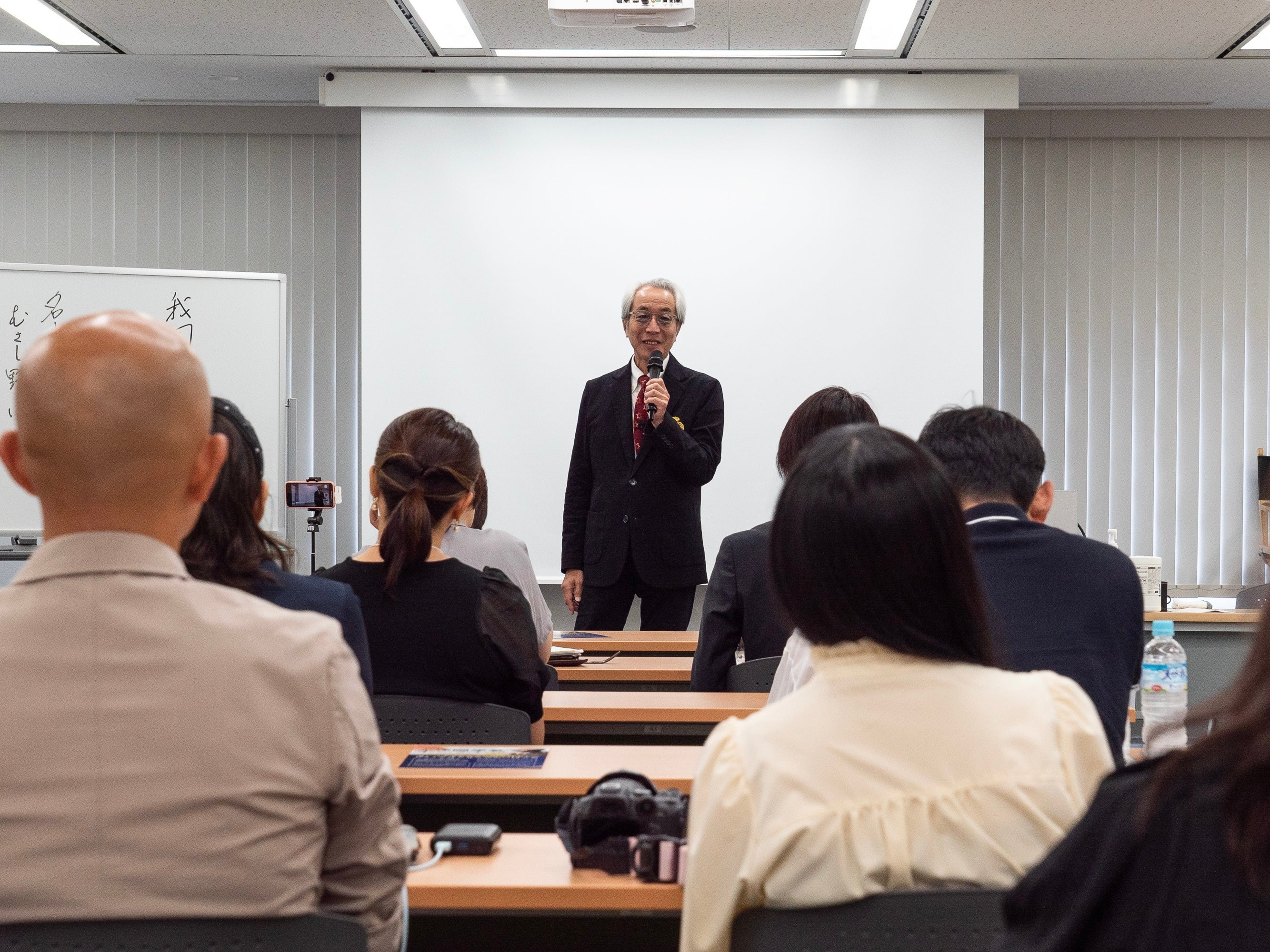 △姿勢を正し、真剣に聴く参加者