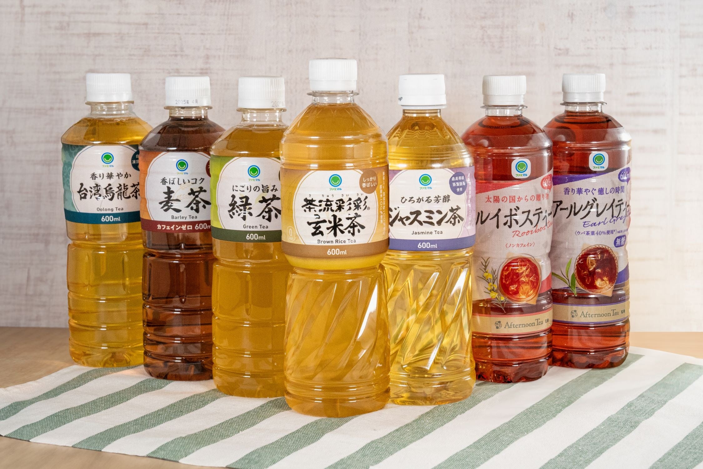 ファミマルの「ペットボトルお茶 600ml」は、環境に“二重マル”!お茶と紅茶7商品で100%リサイクルペットボトル...