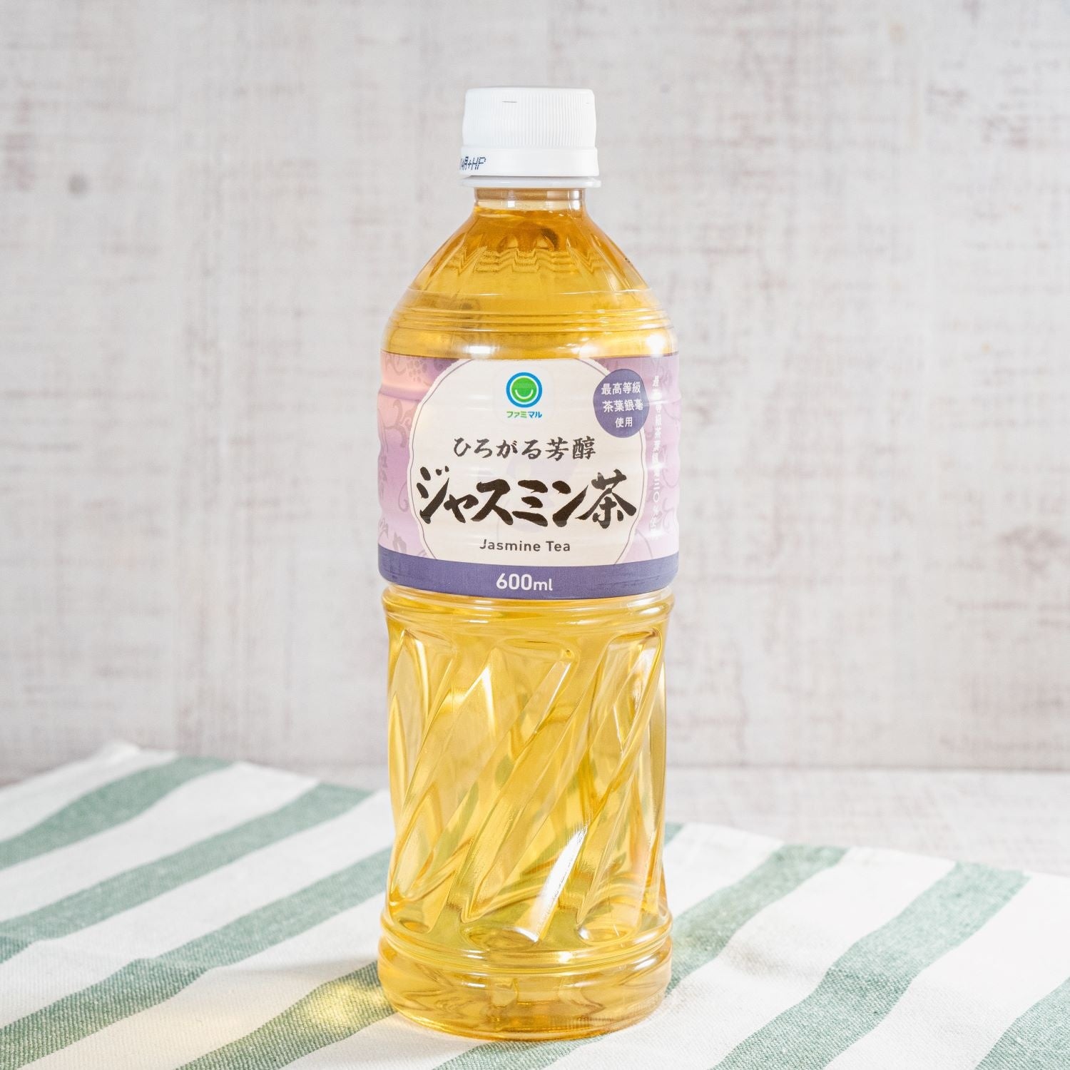 ファミマルの「ペットボトルお茶 600ml」は、環境に“二重マル”!お茶と紅茶7商品で100%リサイクルペットボトル...