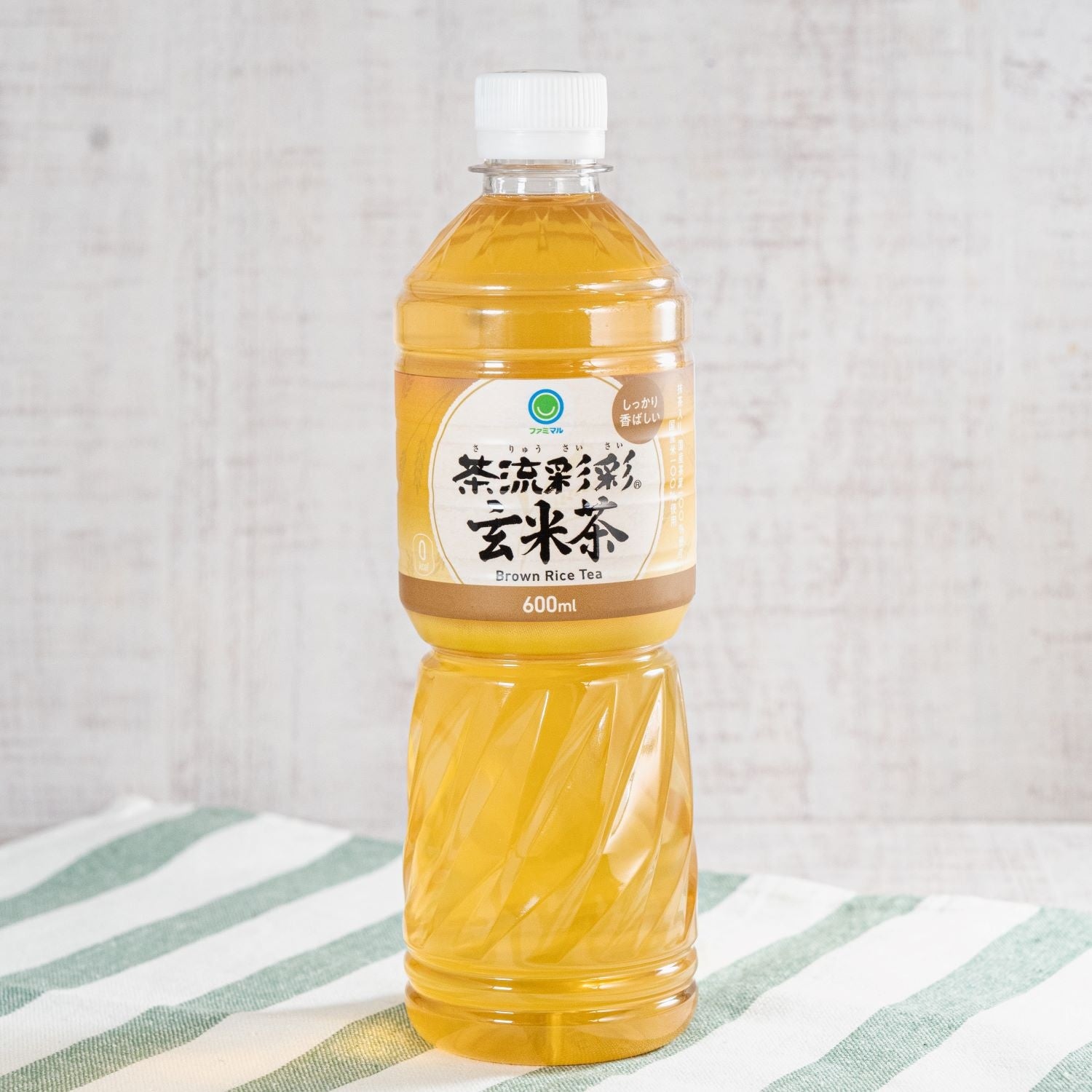 ファミマルの「ペットボトルお茶 600ml」は、環境に“二重マル”!お茶と紅茶7商品で100%リサイクルペットボトル...