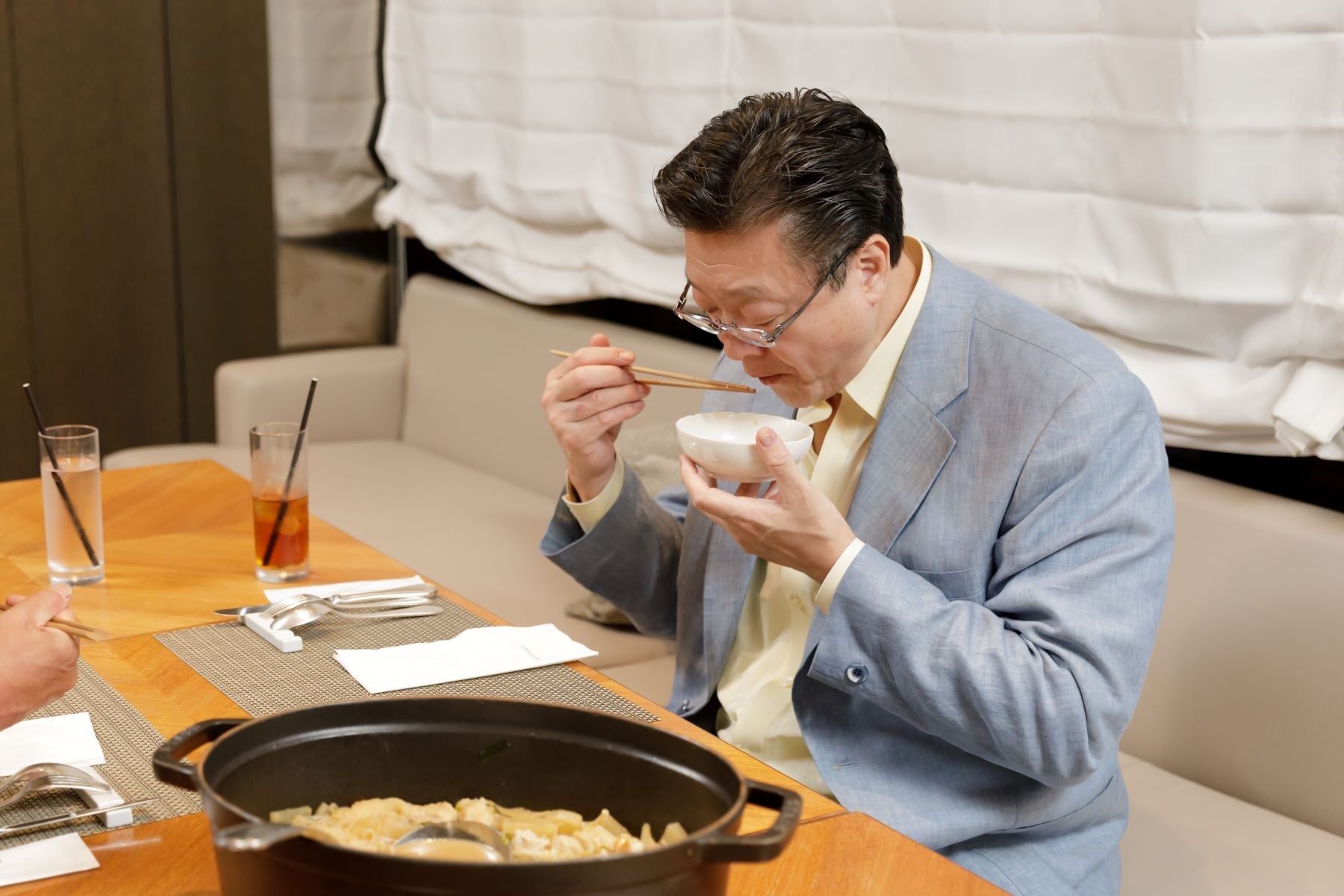 伊勢ケ濱親方が試食&アドバイス！塩と味噌味、2種類のちゃんこが食べられるのは今だけ！『大相撲名古屋場所に...