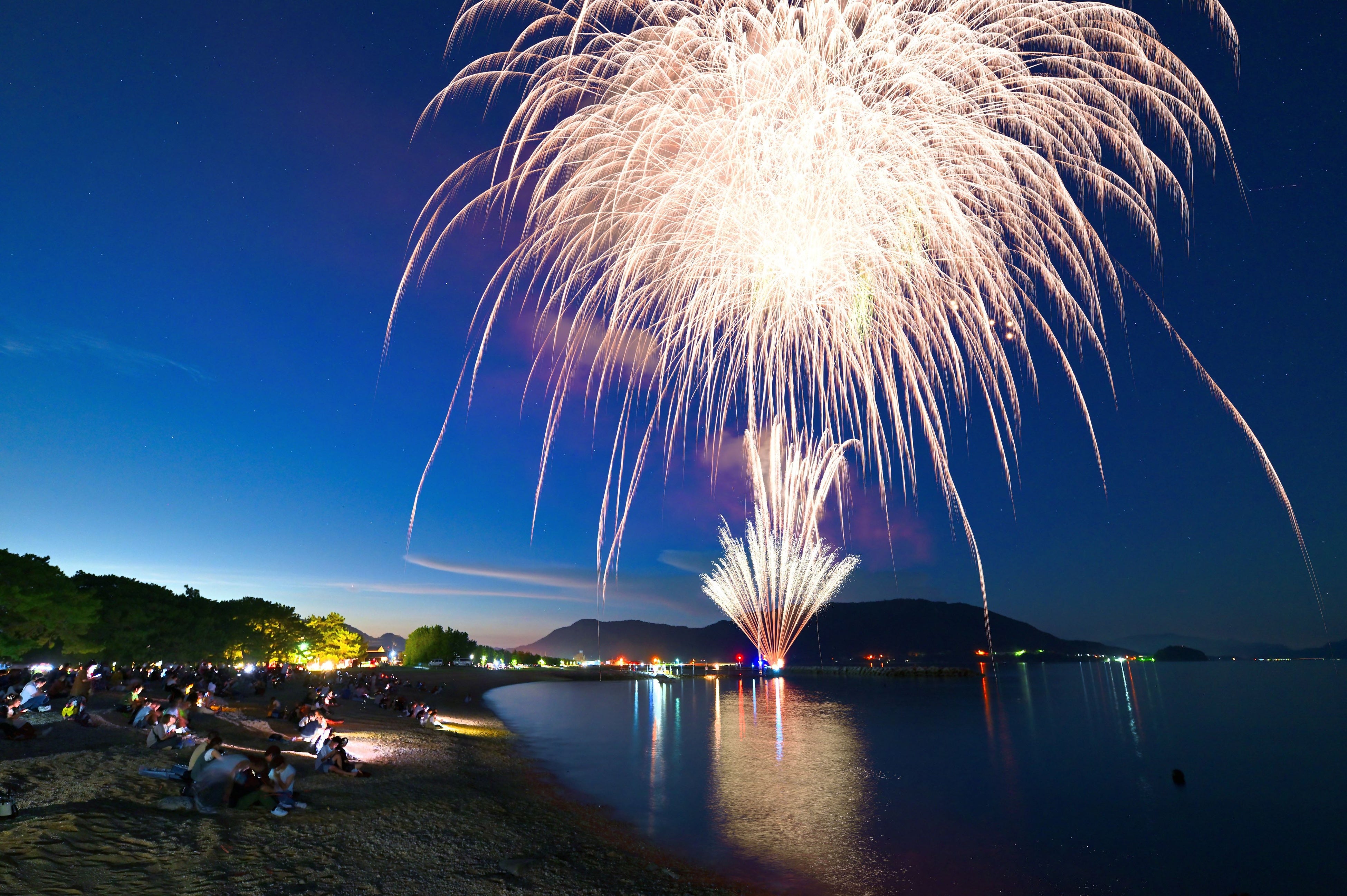 日本初上陸・フランスの「ルミネオール」による幻想的な光のオブジェが空を舞う！「真夏の夜の夢2024inマザー...