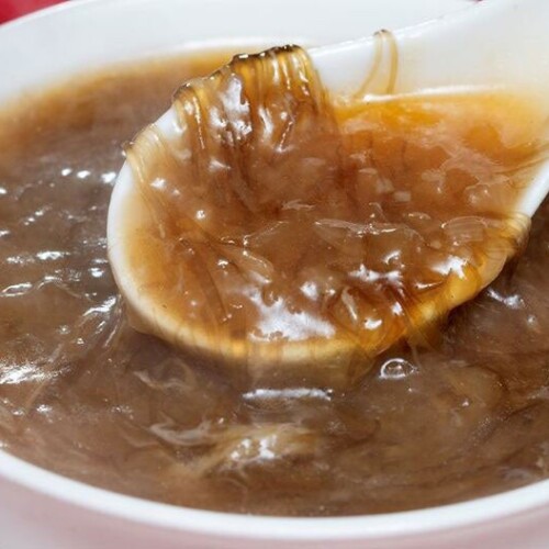 「つなぎコハク玉ねぎ」を使った赤坂四川飯店の「極上ふかひれスープ」と、１袋に１キロ以上の玉ねぎが入った...