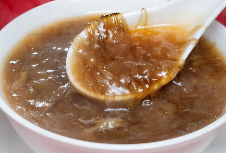 「つなぎコハク玉ねぎ」を使った赤坂四川飯店の「極上ふかひれスープ」と、１袋に１キロ以上の玉ねぎが入った...