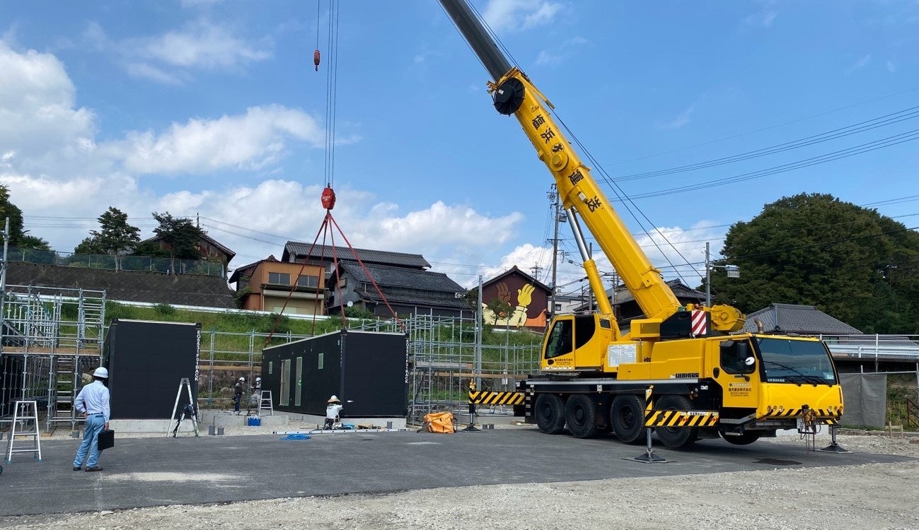 旅する温泉道場による「いなべ阿下喜ベース（三重県いなべ市）」で、エリアノが仮設住宅用コンテナを活用して...