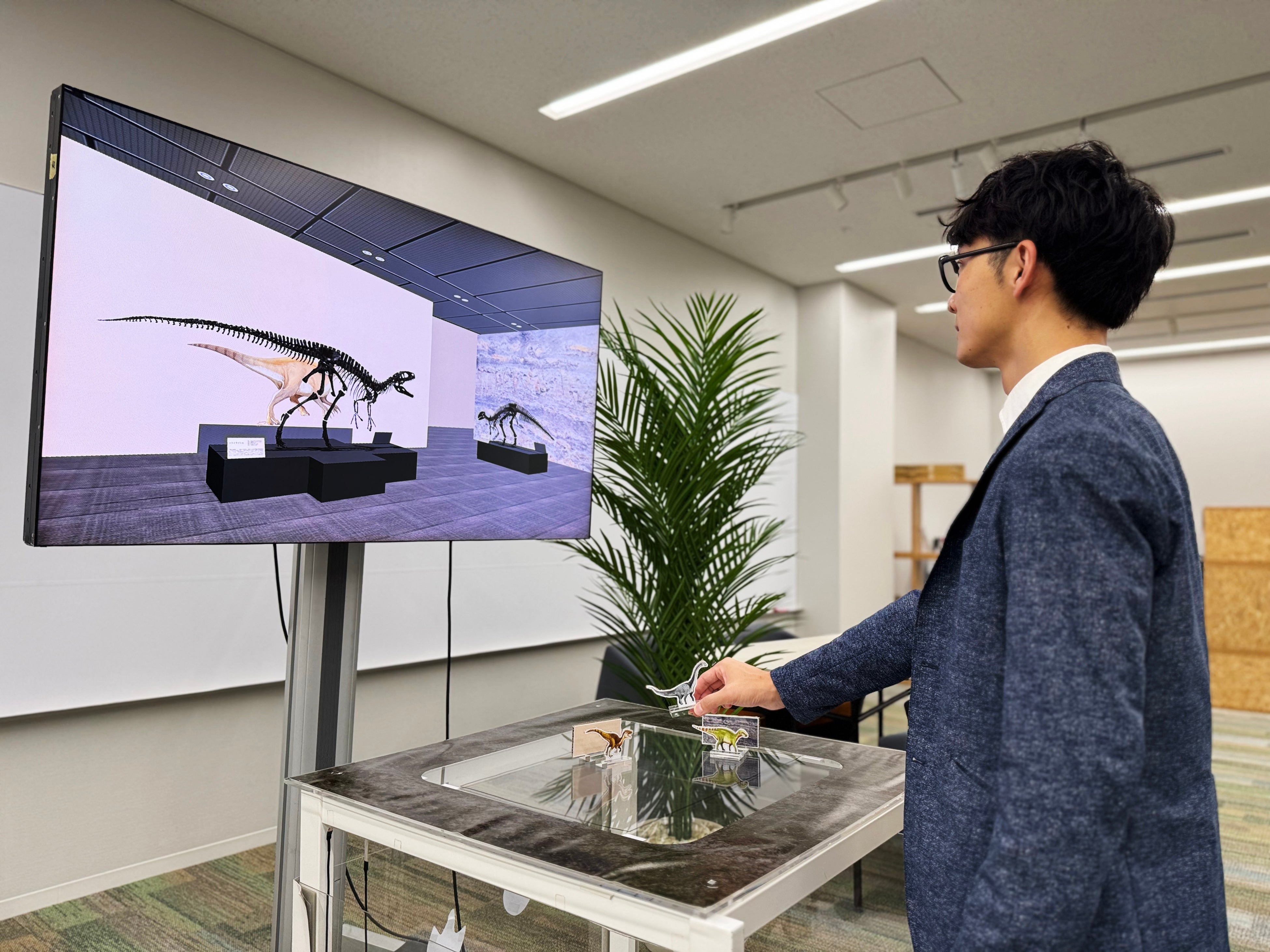 大日本印刷と福井県立大学　恐竜の魅力を伝える「VR恐竜展システム　-福井恐竜編-」を開発