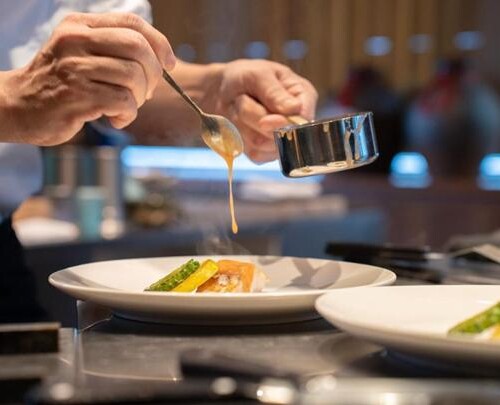 【HIYORIオーシャンリゾート沖縄】シェフのパフォーマンスが美食の夜を演出　鉄板焼きを楽しむ新しいスタイル...