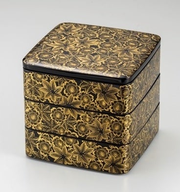 彫詰三段重 -春秋- （約16.7×16.7×15.1㎝）　330,000円